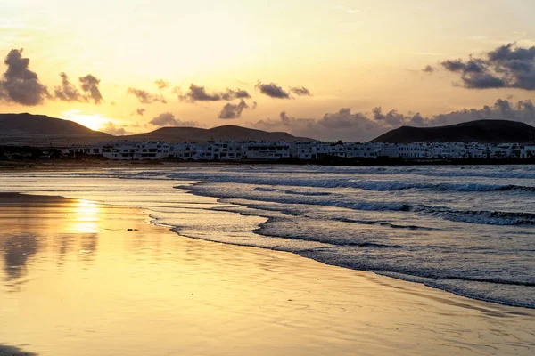Zachód Słońca Plaży Famara Lanzarote Wyspy Kanaryjskie Caleta Famara Famara — Zdjęcie stockowe