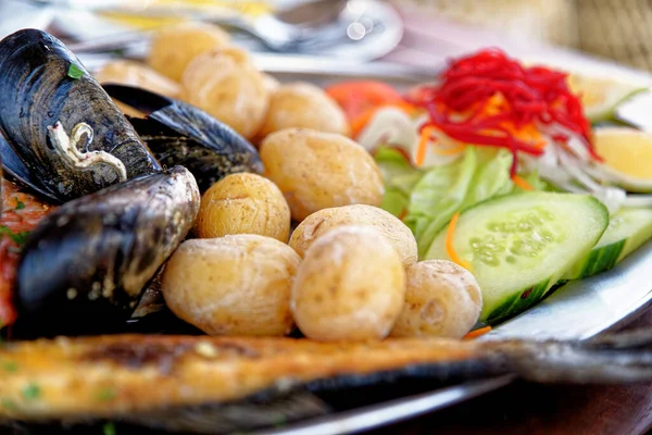 Food Family Seafood Platter Friss Tenger Gyümölcsei Tálalva Grillezett Tenger — Stock Fotó