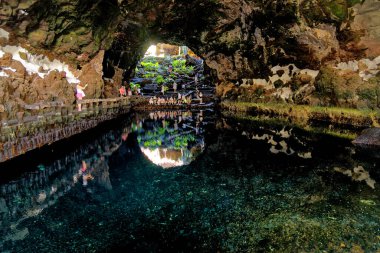 Jameos del Agua, dünyanın en uzun volkanik galerilerinden birini oluşturan 6 km uzunluğundaki lav tüpünün bir parçasıdır. Tuzlu su gölü olan volkanik mağara, Jameos del Agua, içi boş lav tüneli. Haria, Lanzarote, Kanarya Adaları, İspanya. 20 Eylül 2022