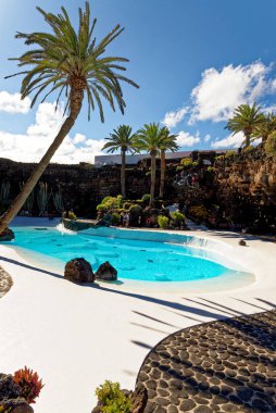 Lav mağarasında yüzme havuzu, Jameos del Agua, sanatçı Cesar Manrique tarafından inşa edilmiştir. Jameos del Agua, Haria, Lanzarote, Kanarya Adaları, İspanya. 20 Eylül 2022