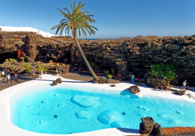 Lav mağarasında yüzme havuzu, Jameos del Agua, sanatçı Cesar Manrique tarafından inşa edilmiştir. Jameos del Agua, Haria, Lanzarote, Kanarya Adaları, İspanya. 20 Eylül 2022