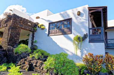 Jameos del Agua, dünyanın en uzun volkanik galerilerinden birini oluşturan 6 km uzunluğundaki lav tüpünün bir parçasıdır. Tuzlu su gölü olan volkanik mağara, Jameos del Agua, içi boş lav tüneli. Haria, Lanzarote, Kanarya Adaları, İspanya. 2