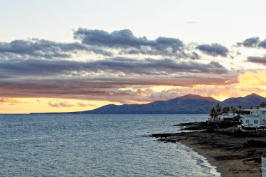 Atlantik Okyanusu üzerinde gün doğumu Puerto del Carmen, Lanzarote - İspanya 'da Kanarya Adası