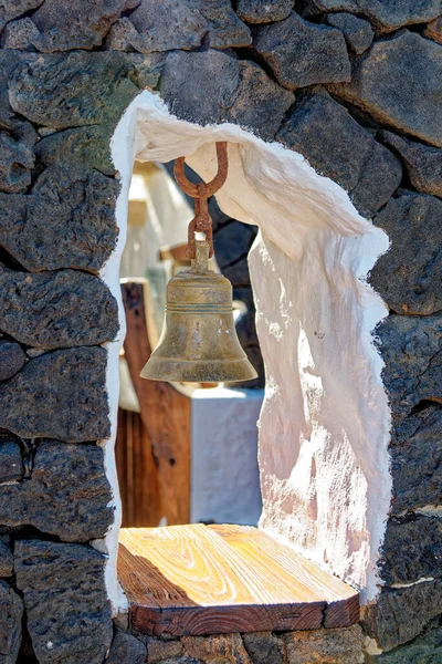 Lanzarote Spanya Volkanik Bir Kaya Duvarındaki Eski Çan Eski Ekran — Stok fotoğraf