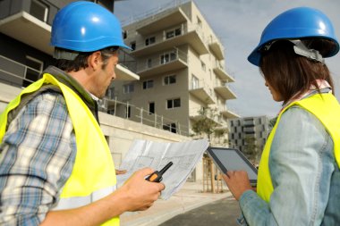 inşaatta çalışan mühendisler