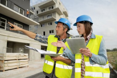 inşaatta çalışan mühendisler