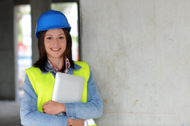 İnşaat işçisi gülümseyen portresi