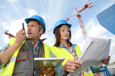 İnşaat Müdürü ve site oluşturmaya çalışan mühendis