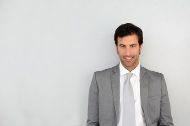 beyaz duvar üzerinde duran işadamı