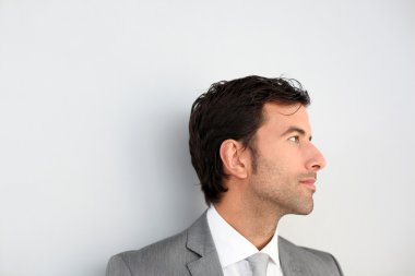 beyaz duvar üzerinde duran işadamı