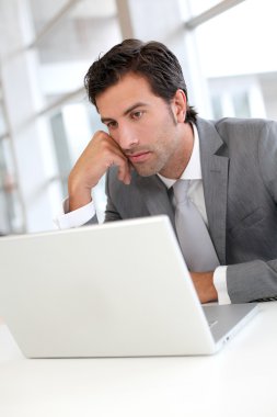 laptop önünde dalgın işadamı