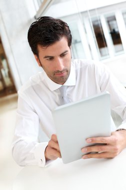 Elektronik tablet üzerinde çalışan iş adamı