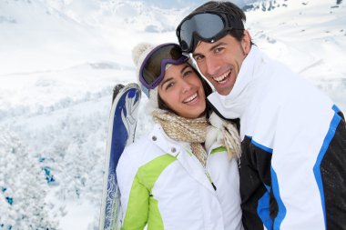 Çift ayakta karlı bir dağ Kayak kıyafeti