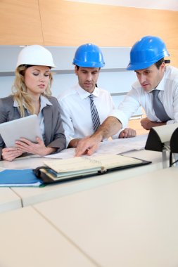 Mimarlar ve inşaat proje üzerinde çalışan iş kadınları