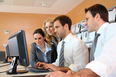 Masaüstü bilgisayar önünde iş toplantısı