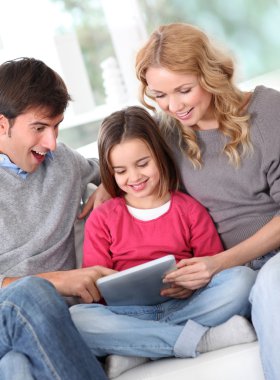 mutlu bir aile evde elektronik tablet kullanma
