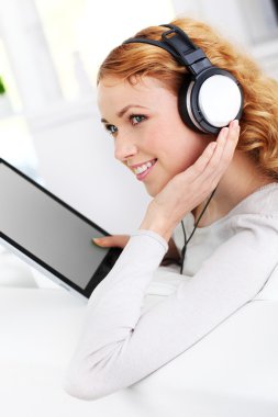tablet ve kulaklık ile kadın portresi