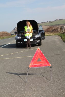 Uyarı üçgeni yolda bozuldu araba ile ayarla