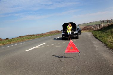 Uyarı üçgeni yolda bozuldu araba ile ayarla