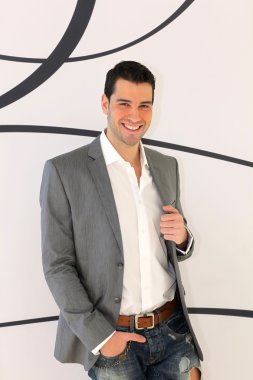 Genç modern ve neşeli bir adam