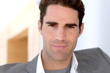 rahat yakışıklı genç