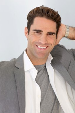 rahat yakışıklı genç