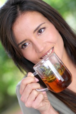 Bitkisel infüzyon içme genç bir kadın portresi