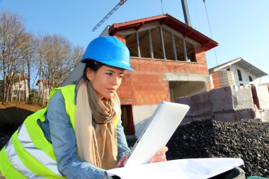 Elektronik tablet kullanarak site bina mimar