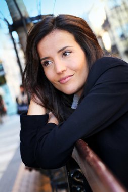 kasabada güzel bir gülümseyen kadın portresi