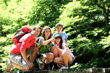 Aile dağ doğa gözlemleyerek bir köprü