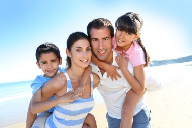 mutlu bir aile plaj portre