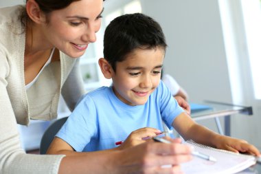 genç çocuk ders yazma konusunda yardımcı öğretmen