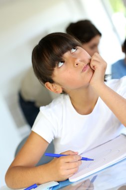 schoolgirl sınıf düşünceli bakışı ile closeup