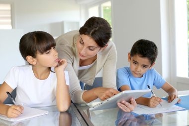 okul çocukları ile dijital tablet ders kadın