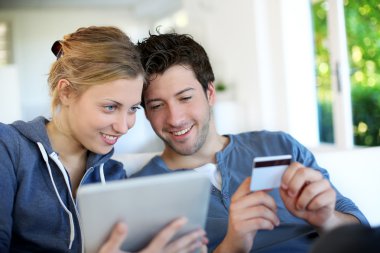 İnternet üzerinden alışveriş yaparken mutlu genç Çift