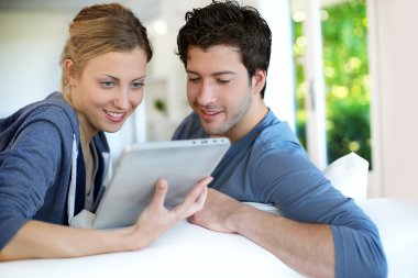 genç bir çift elektronik tablet kullanma