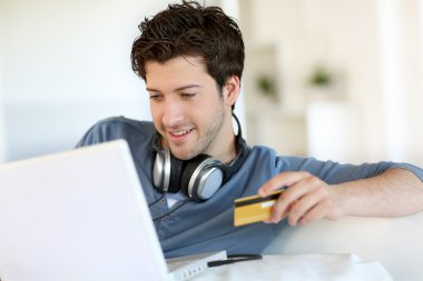genç adam tablet ile internet üzerinden müzik satın alma