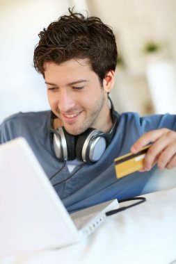genç adam tablet ile internet üzerinden müzik satın alma
