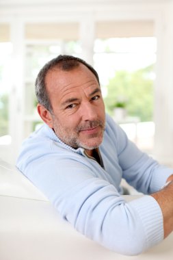bir üst düzey adam kanepede rahatlatıcı yakışıklı clsoeup
