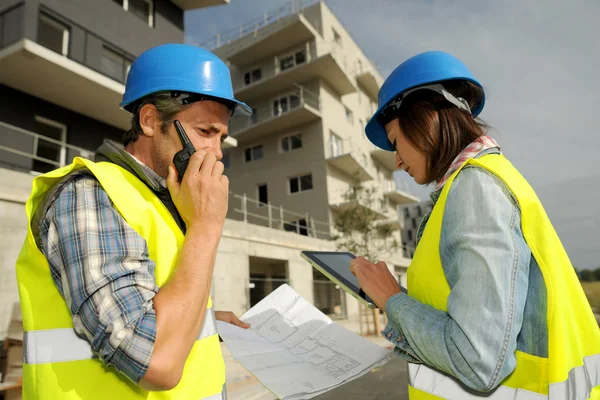 Ingenjörer som arbetar på byggarbetsplatsen — Stockfoto