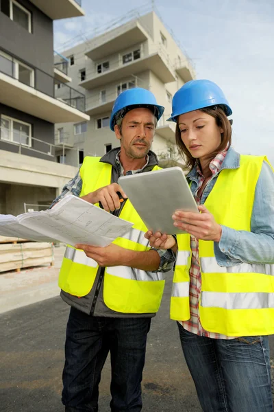 Engineers working on construction site — Stock Photo, Image