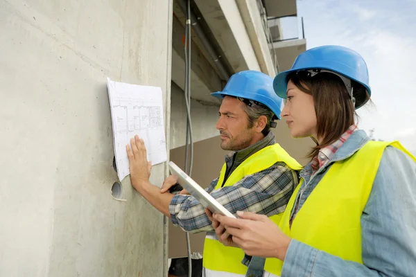 Engineers working on construction site — Stock Photo, Image