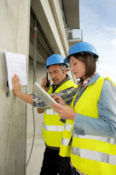 Engineers working on construction site — Stock Photo, Image