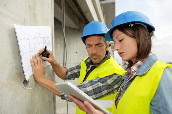 Construction team working on project with tablet — Stock Photo, Image