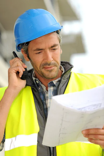 Retrato de gerente de construção usando walkie-talkie — Fotografia de Stock