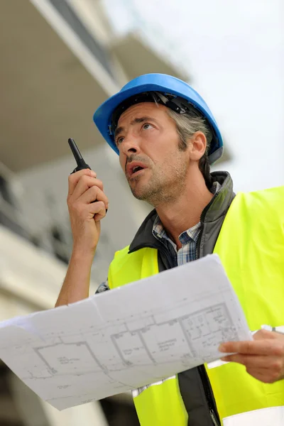 Retrato de gerente de construção usando walkie-talkie — Fotografia de Stock