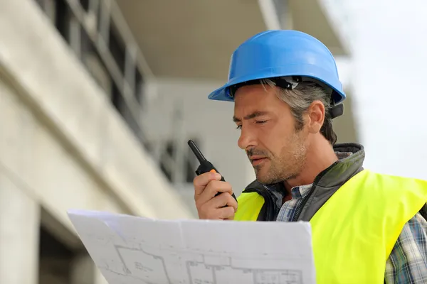 Retrato del gerente de construcción usando walkie-talkie — Foto de Stock