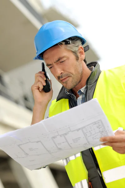 Portrait of construction manager using walkie-talkie — Stock Photo, Image