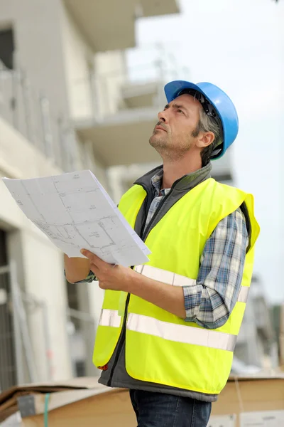 Bauleiter überprüft Baustelle — Stockfoto