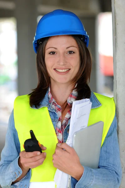 Mulher engenheira no local com walkie-talkie — Fotografia de Stock